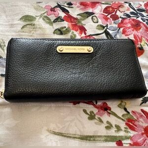 🎉SOLD🎉Michael Kors Jet Set Continental Black Pebbled Leather Zippy Wallet